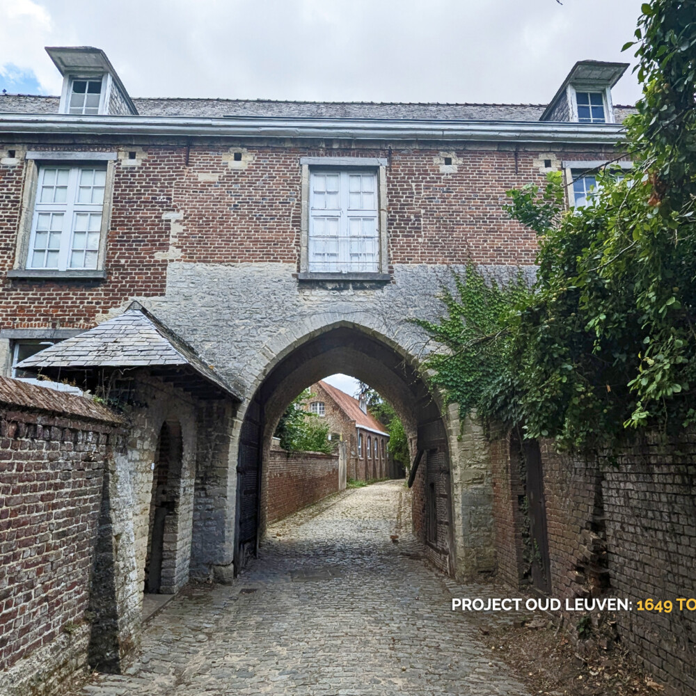 The original gatehouse featuring a Gothic pointed arch gateway dating to the early 17th century.
©Harold Tor - Project Oud Leuven
