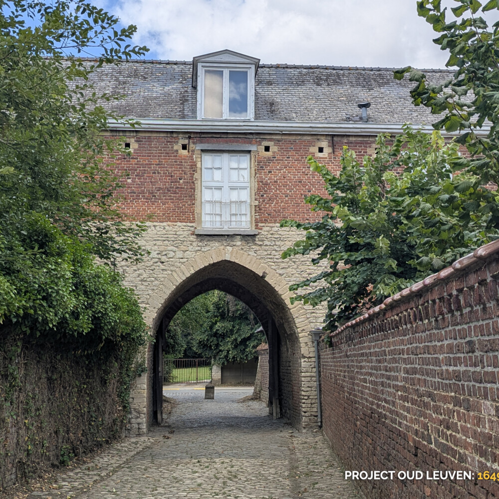The original gatehouse featuring a Gothic pointed arch gateway dating to the early 17th century.
©Harold Tor - Project Oud Leuven