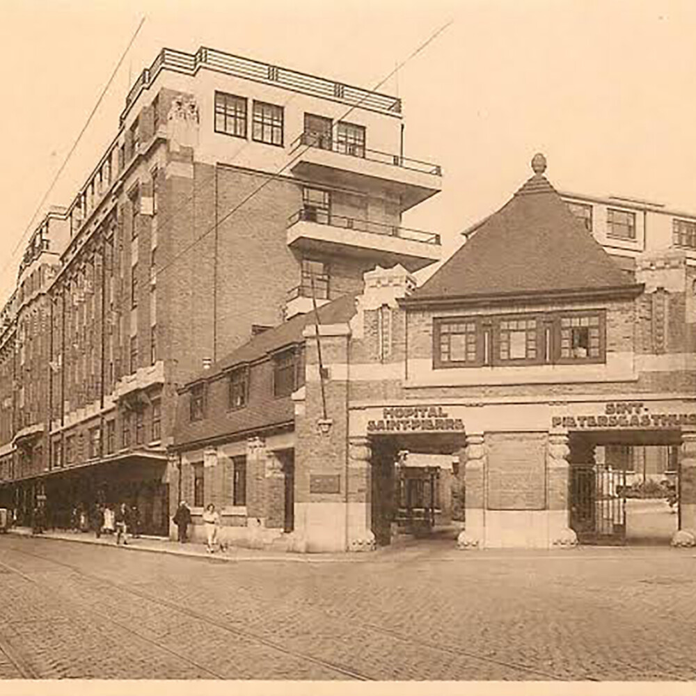 Bolzé, A. (1930) "L'Hôpital St-Pierre – la Cour, n° 1845" (image)
